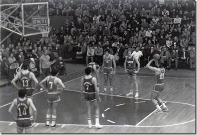 Jura al tiro libero: si riconoscono Lienhard, Giroldi, Meneghel, Crippa e Tombolato a rimbalzo in un Mobilquattro - Forst Cantù al Palalido di Milano.